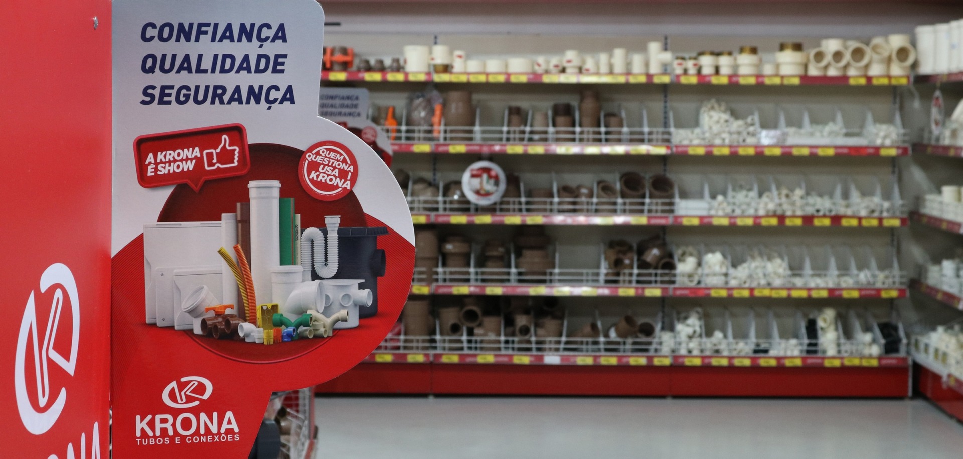 Loja com diversos produtos Krona nas prateleiras 